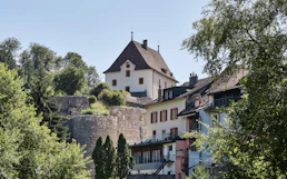 Auf einem Felsvorsprung über dem Städtchen thront das Schloss Valangin.