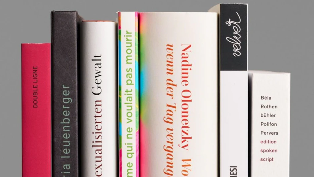 Più libri dei Premi svizzeri di letteratura 2025 sono esposti uno accanto all’altro. Sono visibili dorsi di libri con titoli in diverse lingue e design tipografici differenti.