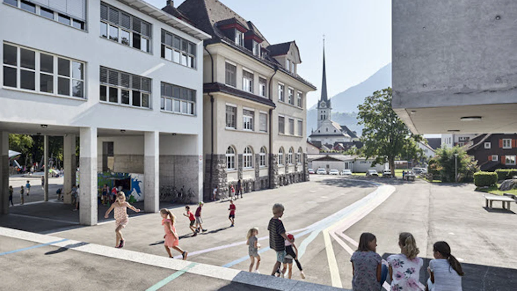 Das Bild zeigt spielende Kinder in der Schulanlage Alpnach im Kanton Obwalden.