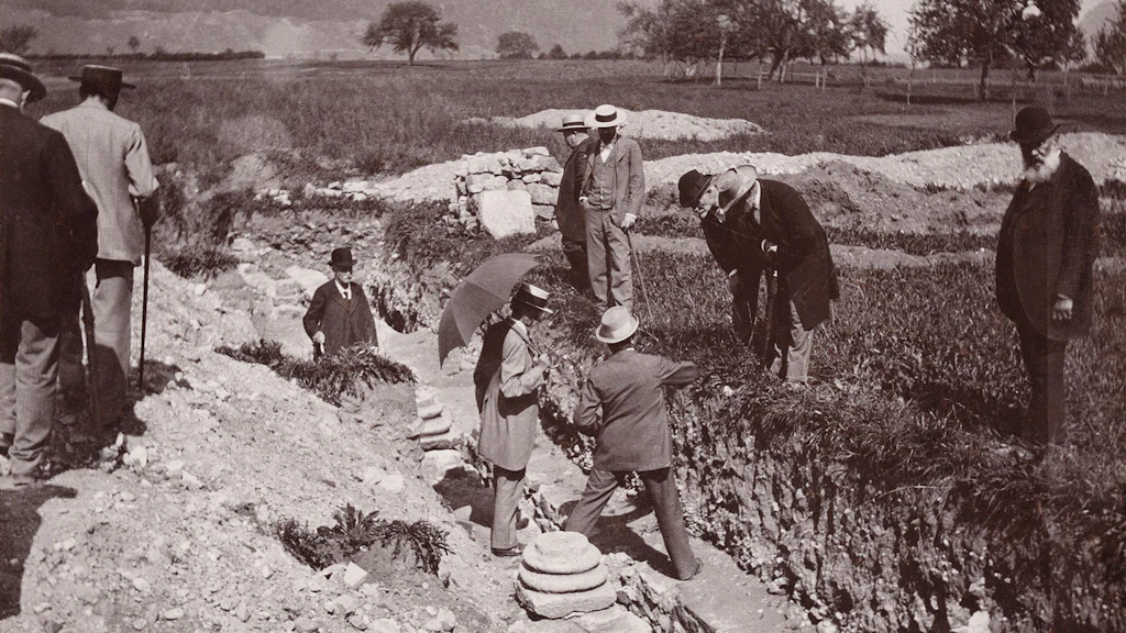 Die historische Fotografie aus den Anfängen der Kommission zeigt Mitglieder der EKD bei einer römischen Grabung in Windisch.