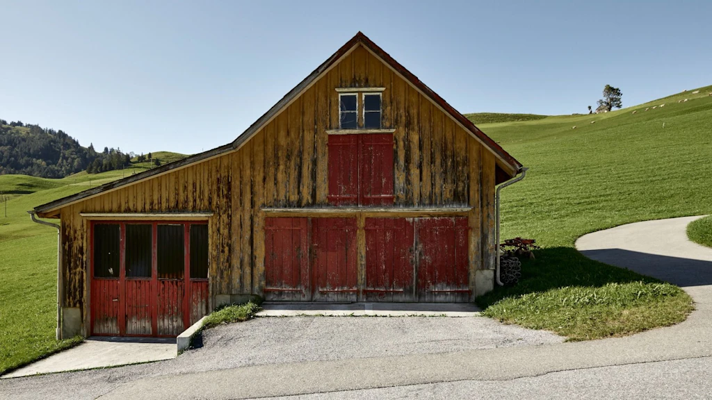 Ein Garagengebäude im Appenzeller Hügelland: einfach, ländlich, schön.