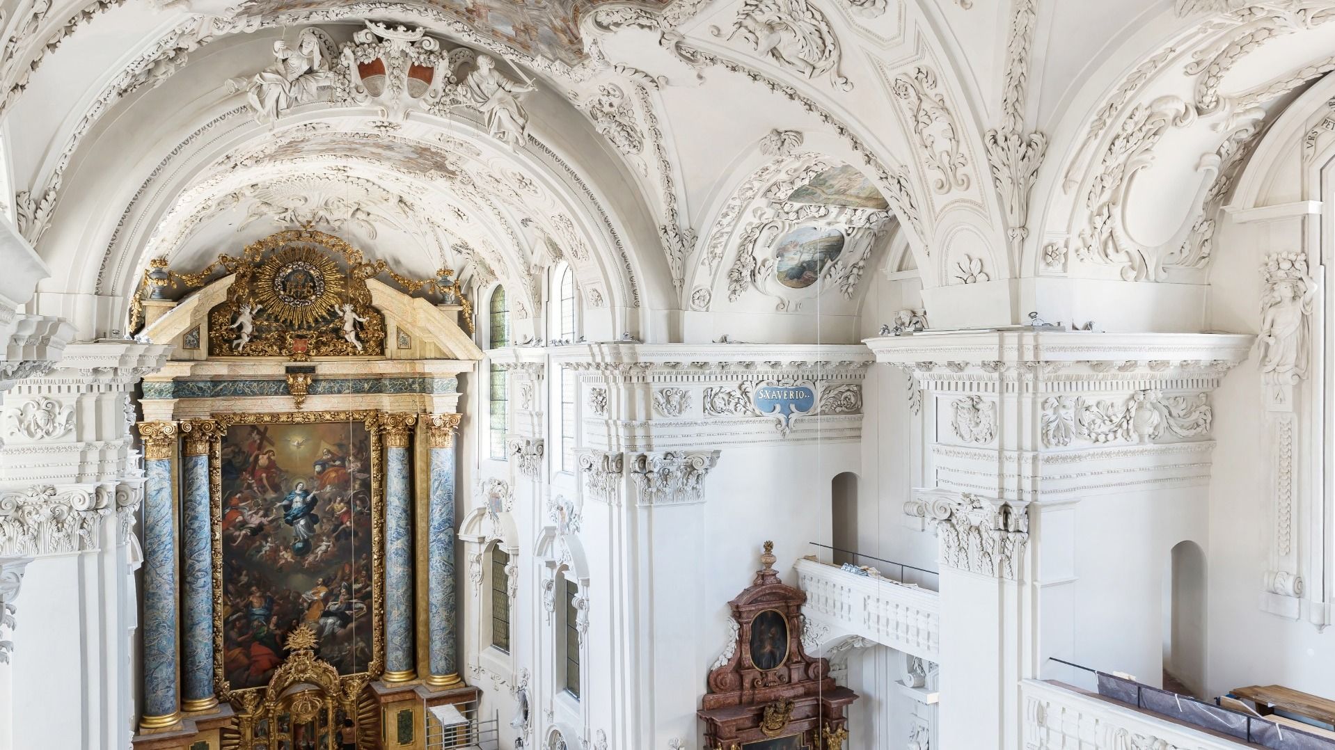 Das Bild zeigt den Innenraum der Jesuitenkirche in Solothurn mit seiner reichen barocken Ausstattung.