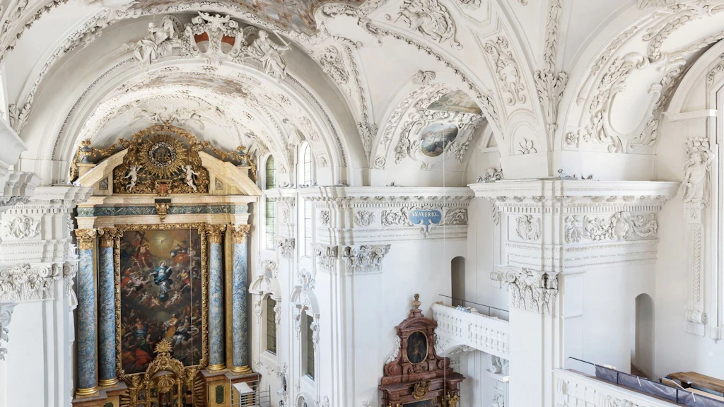 Das Bild zeigt den Innenraum der Jesuitenkirche in Solothurn mit seiner reichen barocken Ausstattung.