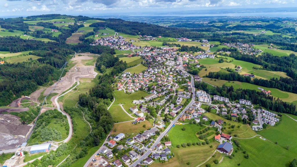 Die Siedlungen dehnen sich mehr und mehr in die Landschaft aus. Sie nehmen viel Kulturland in Anspruch. Wie die Qualität der Baukultur sich hier entwickelt, ist aus der Vogelperspektive nicht endgültig zu beurteilen.