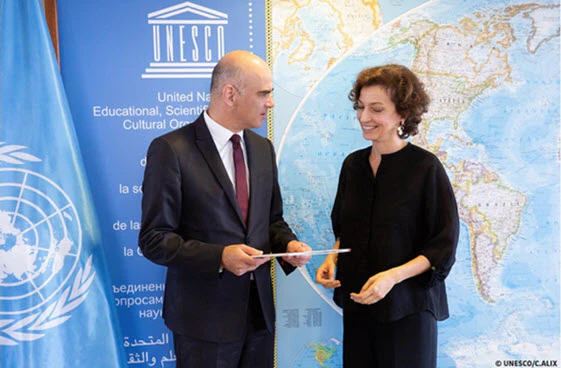 Das Bild zeigt Bundesrat Alain Berset bei der Unterzeichnung der Konvention zum Schutz des Unterwasser-Kulturerbes in Paris 2019.