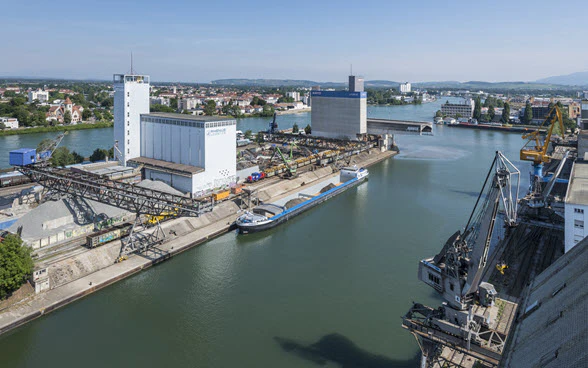 Blick vom Bernoulli-Silo auf das Hafenbecken I sowie die Silos, Bahn- und Krananlagen auf dem Westquai.