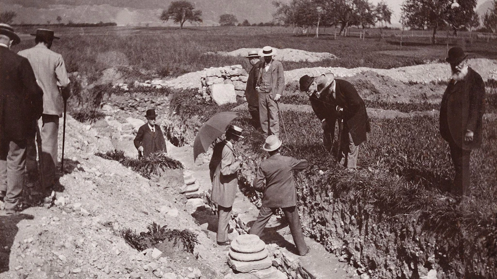 Die historische Fotografie aus den Anfängen der Kommission zeigt Mitglieder der EKD bei einer römischen Grabung in Windisch.