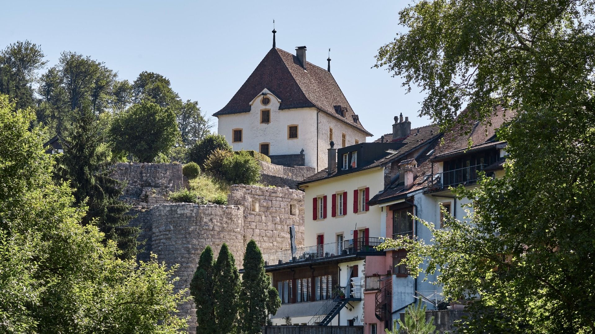 Le château de Valangin trône sur son éperon rocheux au-dessus du bourg.