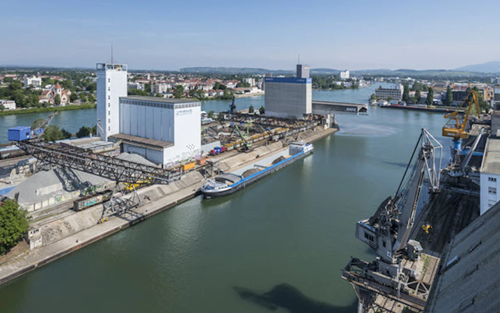 Vue sur le silo Bernoulli dans le bassin portuaire I et sur les silos, installations ferroviaires et grues sur le quai ouest.