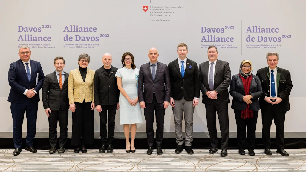 Photo de groupe des membres fondateurs du comité directeur de l’Alliance de Davos pour la culture du bâti.