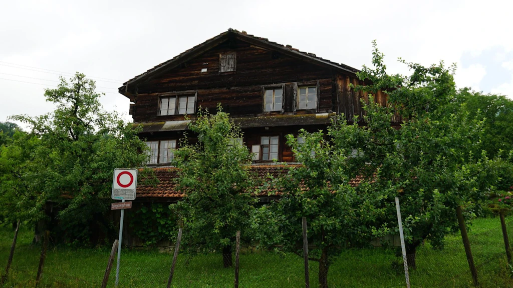 La maison d’habitation médiévale de Steinen datant de 1305 est une simple construction en madriers