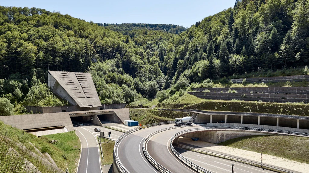 La photo montre un tronçon de l’autoroute A16 (Transjurane).