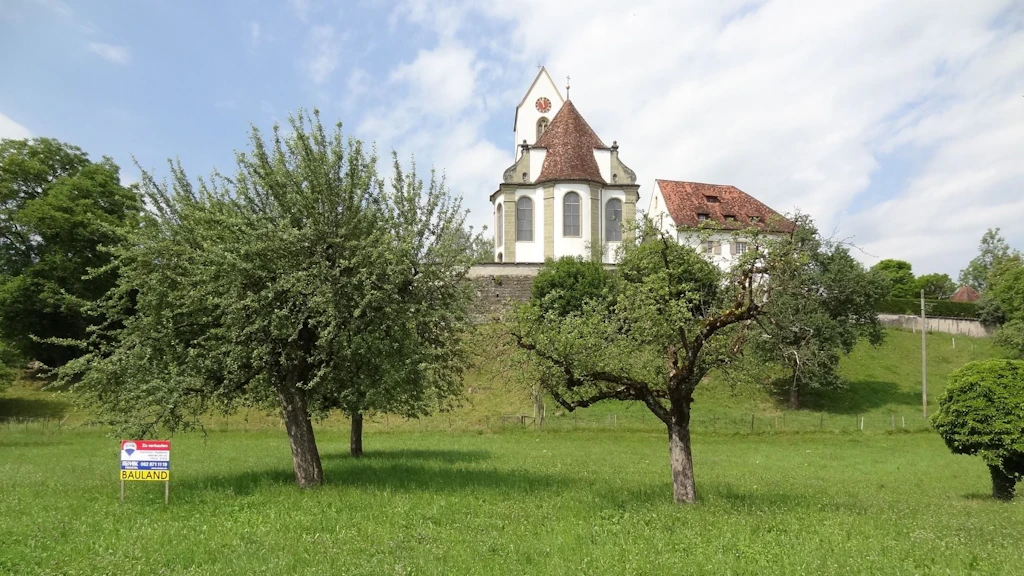 Gli alberi da frutto ai piedi della collina della chiesa di Herznach sono tipici del paesaggio culturale della Fricktal.