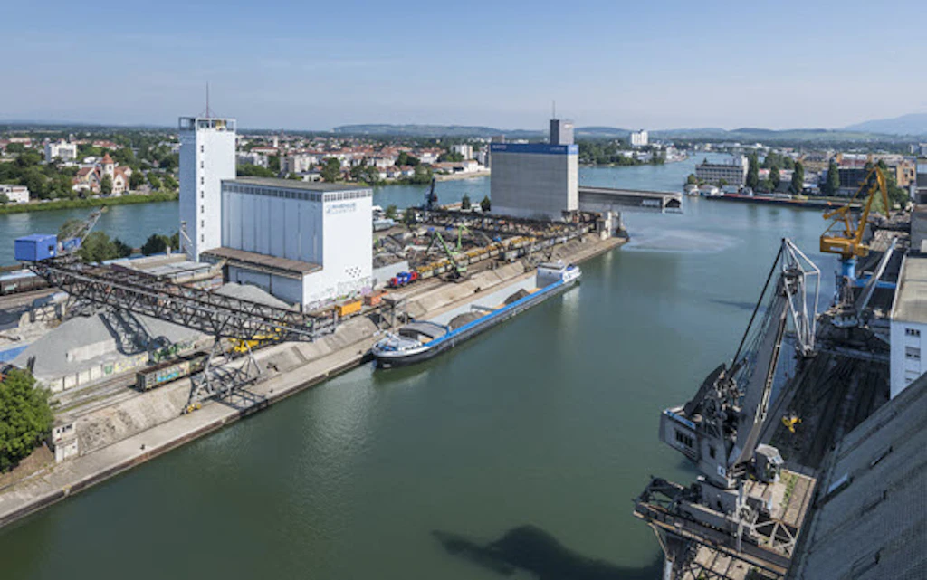 Vista dal silo di Bernoulli: bacino portuale I, silo, impianti ferroviari e gru della banchina ovest.