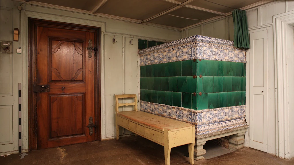 La sala con le pareti rivestite in legno era adibita un tempo a osteria. I ricchi arredi del Settecento e Ottocento, preservati fino ad oggi, sono costituiti da una porta pannellata, una grande stufa in maiolica con piastrelle vetrificate di colore verde, bordi e corona di colore bianco e blu e pannellatura verde chiaro.