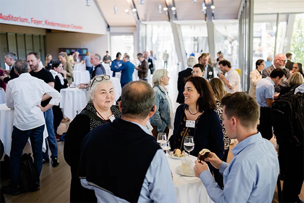 L'immagine mostra molti partecipanti durante la pausa pranzo
