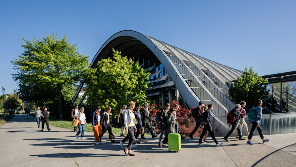 Un gruppo di persone cammina verso l'ingresso del Zentrum Paul Klee di Berna