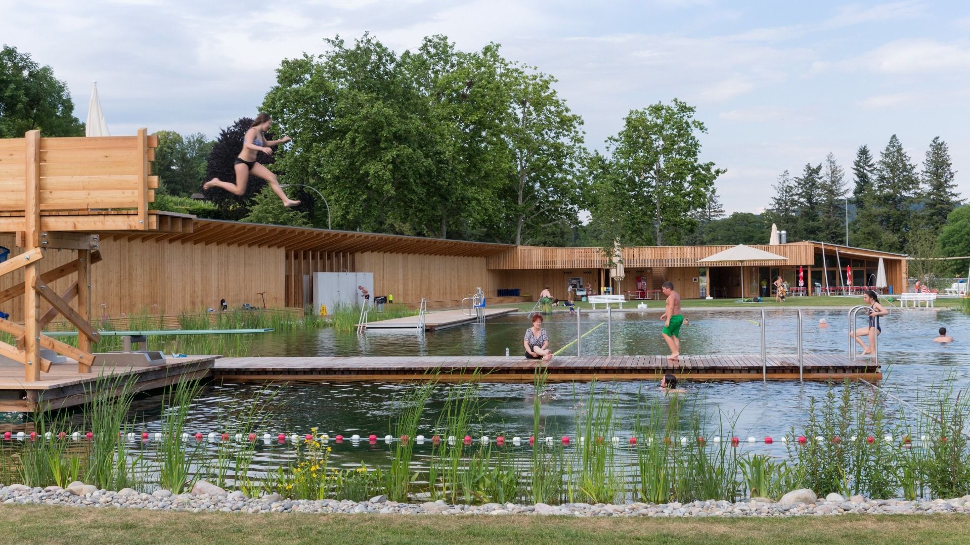 Realizzata nel 2014 da Herzog & de Meuron, la piscina naturale di Riehen è caratterizzata da edifici in legno di larice non trattato e da una vasca naturalistica con trattamento ecologico dell’acqua.