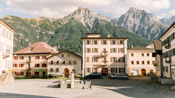 Das Bild zeigt das Ortsbild von nationaler Bedeutung Sent im Kanton Graubünden.