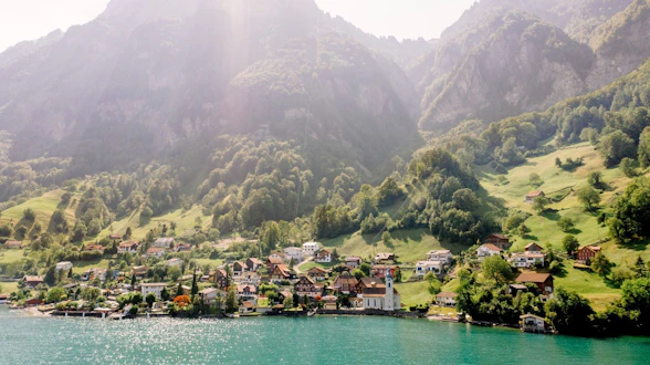 Das Bild zeigt das Ortsbild von nationaler Bedeutung Bauen im Kanton Uri.